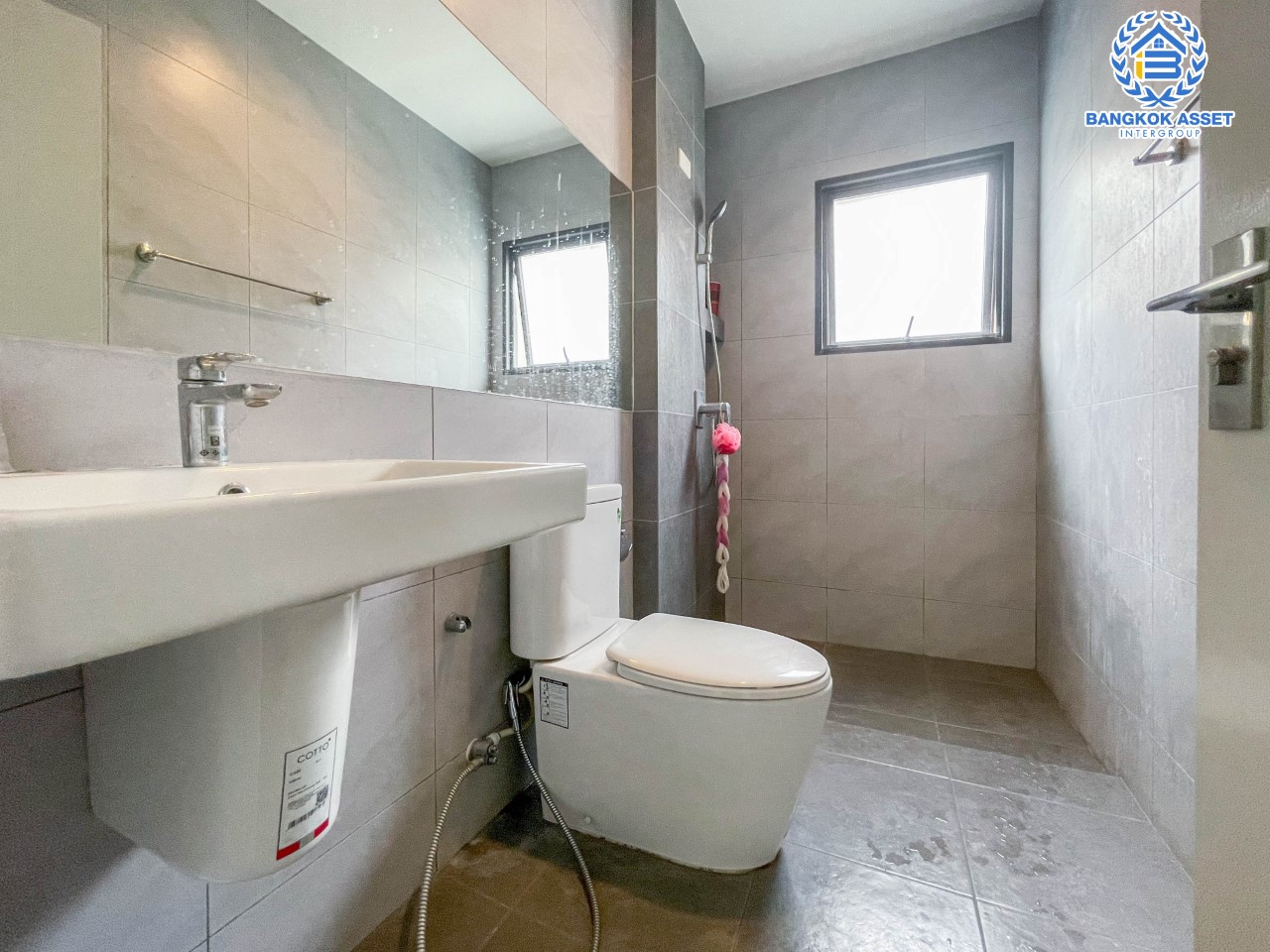 *****บ้านแฝดมือสอง โครงการ เวนิว ติวานนท์-รังสิต หลังมุม เนื้อที่ 43.5 ตร.ว. บ้านสวยตกแต่งพร้อมอยู่ ฟังก์ชัน 3 ห้องนอน 3 ห้องน้ำ จอดรถได้ 2 คัน ภายในบ้านสภาพดีมาก บิ้วท์อินครัวเคาน์เตอร์พร้อมใช้งาน ทำเลดี ใกล้รถไฟฟ้าสายสีแดง "สถานีรังสิต" ทางด่วน "ศรีสมาน" และ "ศรีรัช"